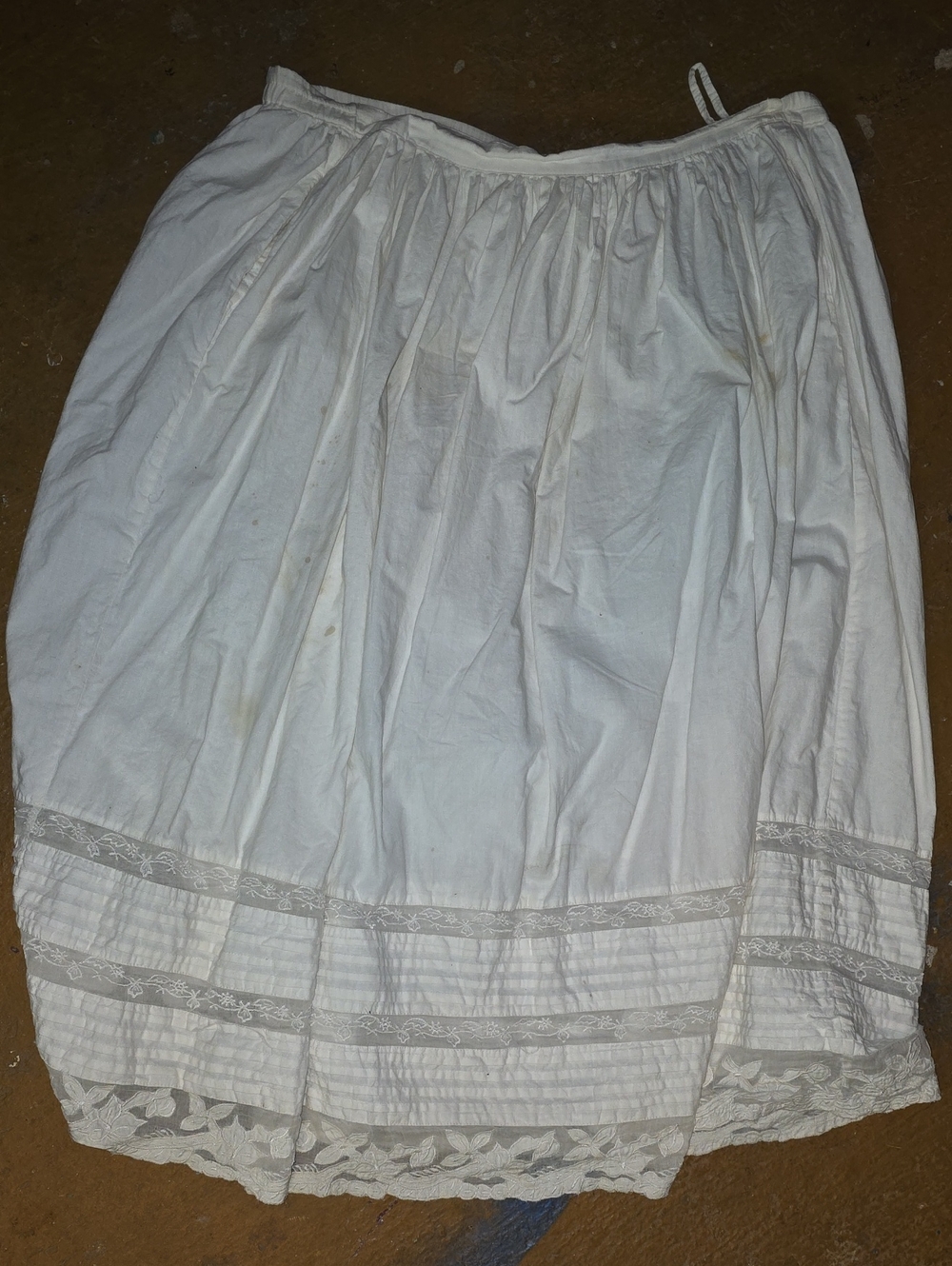 Classic White Gathered A-Line Skirt with Lace Trim